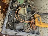 une boîte avec un tas d'outils à l'intérieur