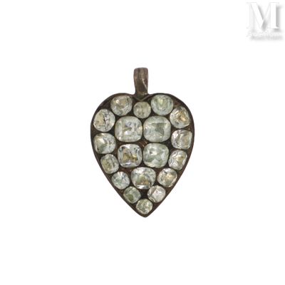 une image représentant un pendentif en forme de cœur en diamant sur fond blanc