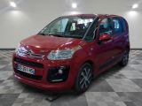 la petite voiture rouge est garée sur un sol en damier