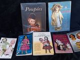 plusieurs livres pour enfants sont alignés sur un tissu noir