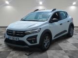 la voiture blanche est garée sur le sol à carreaux d'une pièce