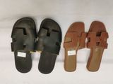trois paires de sandales noires et marron sur fond blanc