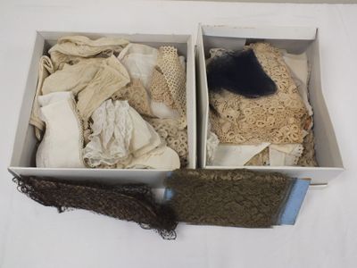 deux cartons de vêtements et une brosse posés sur une table