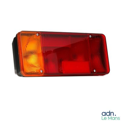 un gros plan sur une lumière rouge et jaune sur fond blanc