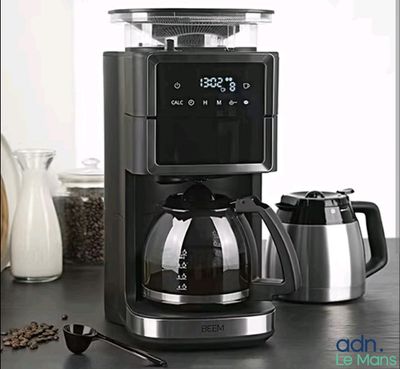 une cafetière posée sur un comptoir