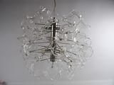 un lustre en verre suspendu au plafond d'une pièce