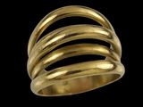 gros plan d'une bague en or sur fond noir