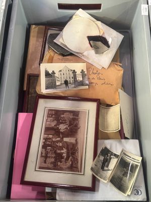 de nombreuses vieilles photos dans une boîte posée sur la table