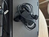 deux ordinateurs portables posés sur une table