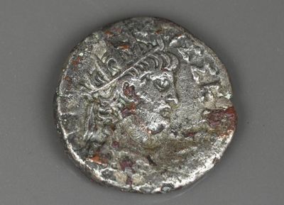 Gros plan sur une pièce d'argent ornée d'une couronne