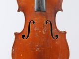 un vieux violon avec un archet accroché à son dos
