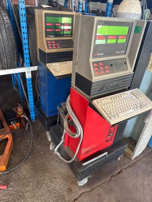 un ordinateur et un clavier posés sur un chariot dans un garage