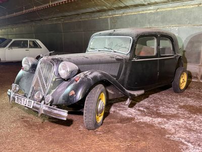 deux vieilles voitures garées dans un garage