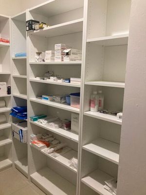 des étagères dans une salle de pharmacie, sur lesquelles sont disposés des stocks de médicaments