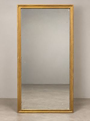 un grand miroir rectangulaire dans un cadre doré