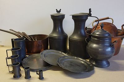 de nombreux types de casseroles et de poêles sur la table