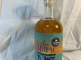 une bouteille de rhum posée sur une table