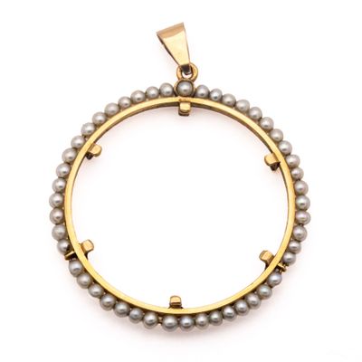 un gros plan sur un bracelet composé de perles dorées et grises