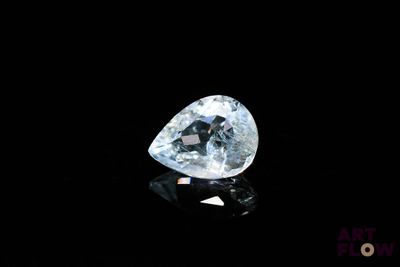gros plan d'un diamant blanc sur une surface noire