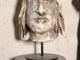 deux statues représentant un homme et une femme assis sur une table