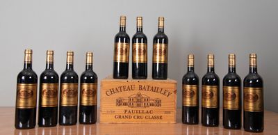 six bouteilles de vin sont alignées sur une table, à côté d'une caisse en bois