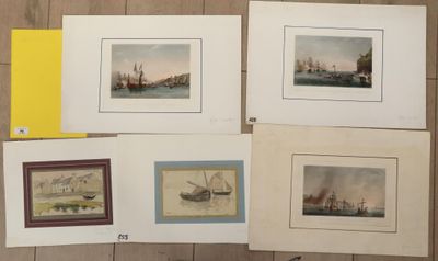 quatre gravures encadrées représentant des bateaux, posées sur un plancher en bois à côté d'un dossier jaune
