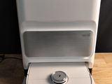 une petite machine blanche posée sur une table en bois