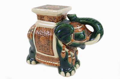 BIEN HOA (Vietnam) Grand éléphant décoratif en porcelaine ém…
