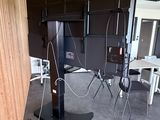 une photo d'un grand téléviseur à écran plat dans une salle de réunion