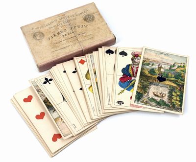 une boîte de cartes à jouer posée à côté d'une autre boîte de cartes à jouer
