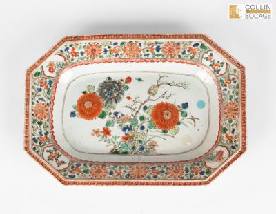 une assiette décorée de fleurs et d'oiseaux