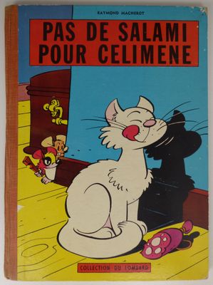 un vieux livre avec un chat assis par terre à côté d'une souris