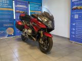 une moto rouge garée dans un showroom