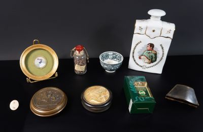 un grand nombre d'objets posés sur une table