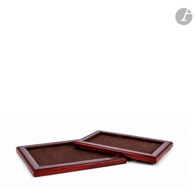 une paire de plateaux en bois empilés l'un sur l'autre