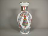 un vase blanc orné d'un motif multicolore