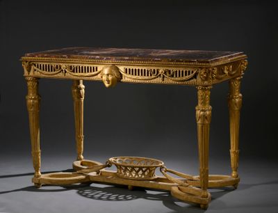 une table sur laquelle est posé un saladier
