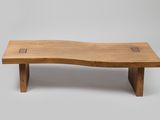 un gros plan d'un banc en bois sur fond gris