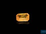 un diamant jaune sur fond noir