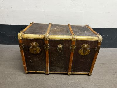 an old trunk sitting on the floor in a room