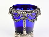 un vase en verre bleu orné d'un motif argenté