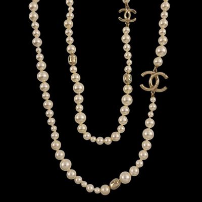 Ensemble collier et boucles d'oreilles en perles Chanel