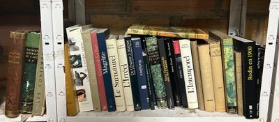 de nombreux livres qui se trouvent sur une étagère dans une boîte à livres