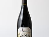 la bouteille de vin est posée sur une table en bois