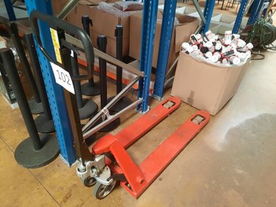 une palette sur laquelle sont empilées de nombreuses caisses