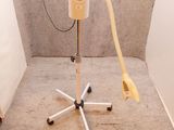 une lampe posée sur un support dans une pièce