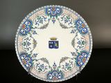 une assiette bleue et blanche ornée d'une couronne
