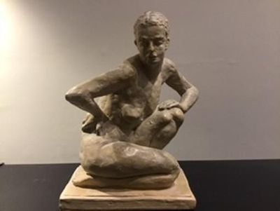 C. de PARSY "Jeune fille accroupie" en plâtre patiné ocre Di…