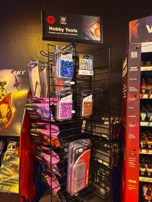 de nombreux articles exposés dans le magasin sont à vendre