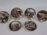 six assiettes ornées d'images représentant des personnes dans une bibliothèque